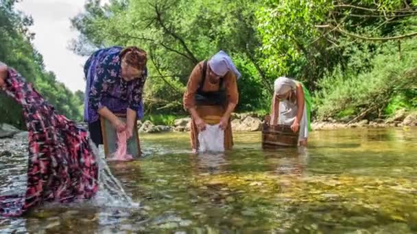 Kvinnor Arbetar Tillsammans Och Tvättar Tvätt Floden Det Här Var — Stockvideo