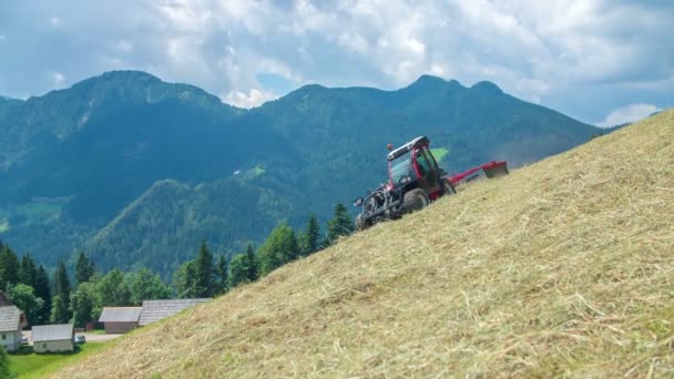 Las Montañas Son Magníficas Fondo Cuando Joven Agricultor Está Conduciendo — Vídeo de stock