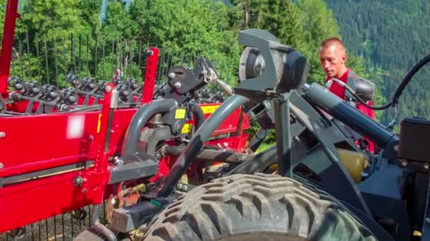 Joven Agricultor Está Comprobando Conector Entre Tractor Remolque Ahora Empezará — Vídeo de stock