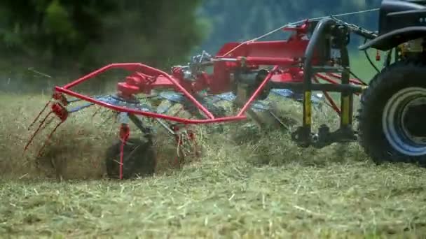 Traktor Kör Över Fältet Och Roterande Raketer Rör Sig Mycket — Stockvideo