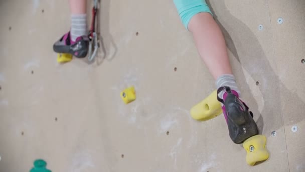 Een Meisje Klimt Klimmuur Een Sportschool Ook Vastgemaakt Met Een — Stockvideo
