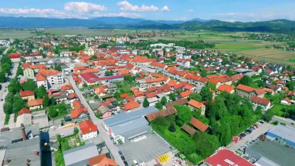 ZALEC / CELJE, SLOVINSKO -18. KVĚTEN 2017 Jarní čas ve slovinském Zalci. Domy jsou krásně uspořádány a na ulicích je mnoho menších parků a stromů. I pole obklopují město..