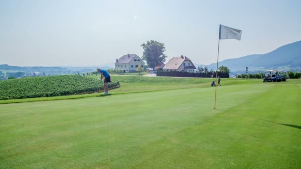 Une Balle Golf Arrête Juste Avant Drapeau Une Femme Âge — Video