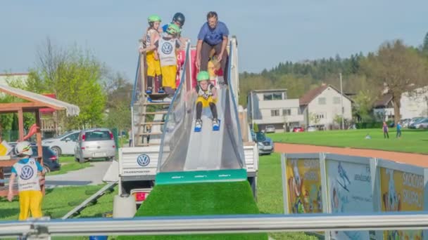 Domzale Slovenia 2018年6月1日一个小男孩从滑梯上摔下来时跪了下来 他们正在练习跳台滑雪 这是一个美好的夏日 他们用的不是雪 而是草 — 图库视频影像