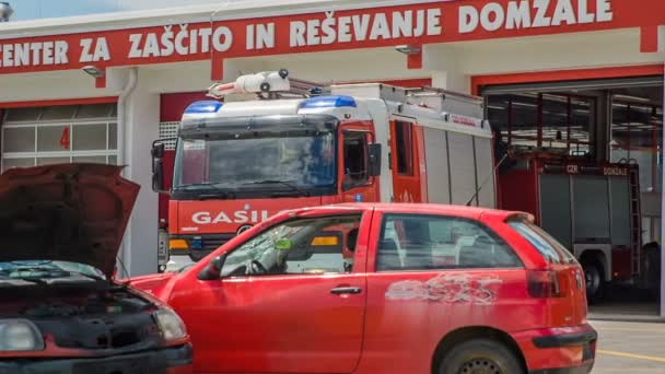 Domzale Slovinsko Července 2018 Garáže Vychází Hasičský Vůz Který Brzy — Stock video