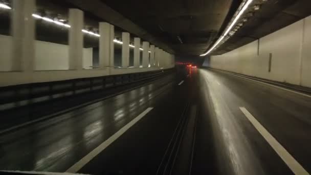 Vehículo Está Conduciendo Por Túnel Noche Todo Parece Oscuro Casi — Vídeo de stock