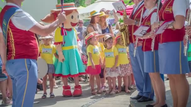 Małe Dziewczynki Noszą Słomiane Kapelusze Żółte Koszulki Orkiestra Dęta Świetnie — Wideo stockowe