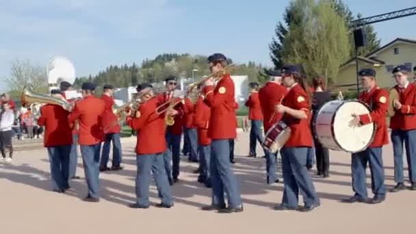 Домзале Словения June 2018 Brass Band Marching Playing Different Instruments — стоковое видео