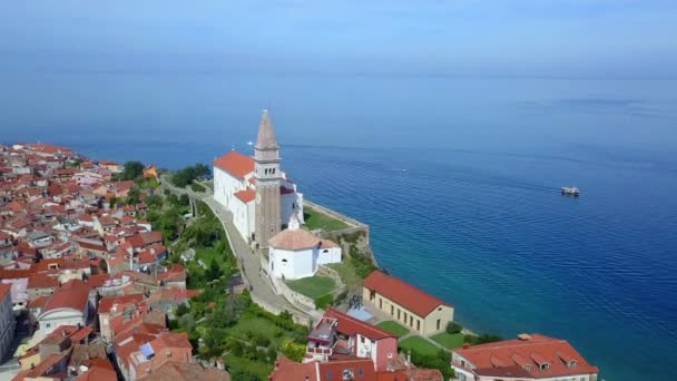 Wir Sehen Eine Alte Küstenstadt Und Einen Wunderschönen Blauen Ozean — Stockvideo