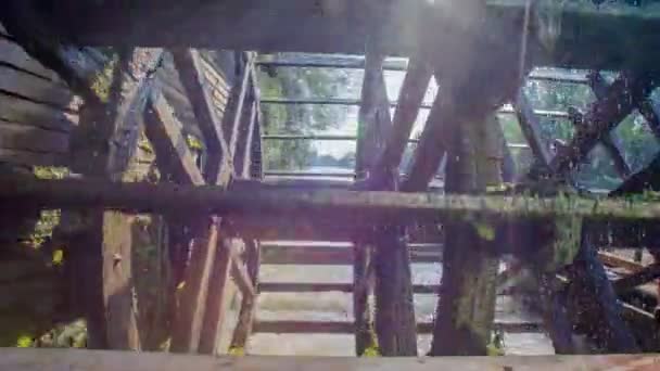 古い木製の車輪は苔で覆われていて 回転しています 水が垂れているので美しく見えます — ストック動画