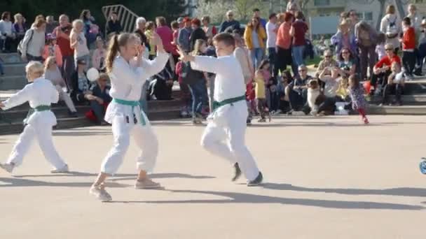 DOMZALE, SLOVINSKO -17. Červen 2018 Tyto čtyři malé děti předvádějí karate pohyby velmi rychle. Diváci je sledují..