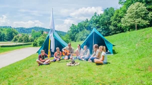 Domzale Slovenien Juli 2018 Några Unga Scouter Sitter Ett Grönt — Stockvideo