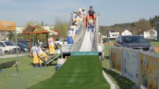 Домзале Словения Июнь 2018 Маленькие Лыжники Спускаются Горке Наслаждаются Этим — стоковое видео