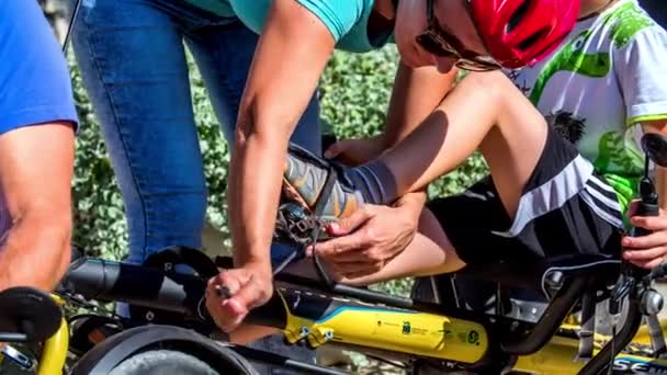 Man Justerar Sko Pedal Innan Han Börjar Cykla — Stockvideo