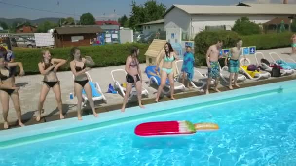 Domzale Slovenien Juni 2015 Flickor Ser Väldigt Avslappnade När Hänger — Stockvideo