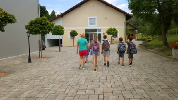 Gruppe Unge Teenagere Går Sammen Mod Stor Gul Bygning Passerer – Stock-video