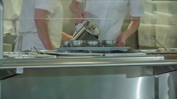 Cocinero Está Vertiendo Poco Tazas Comedor Escolar Para Niños Edad — Vídeo de stock