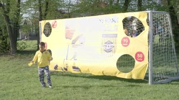 Domzale Eslovenia Junio 2018 Joven Portero Festival Del Sombrero Paja — Vídeo de stock