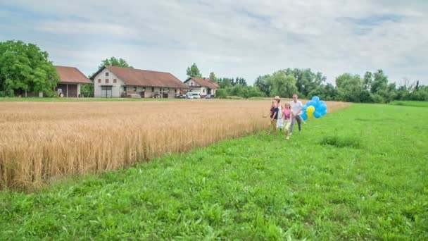 Dzieci Szczęśliwe Skaczą Powietrzu Mogą Spędzić Trochę Czasu Rodzicami Świeżym — Wideo stockowe