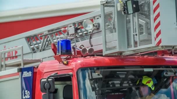 Domzale Slovenia 2018年7月消防车顶部的蓝色灯亮着 并在脉动 消防车在向后开 里面有个人戴着头盔 — 图库视频影像