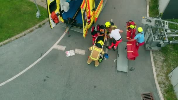 Человек Получил Травму Команда Спасателей Пытается Доставить Больницу Можно Скорее — стоковое видео