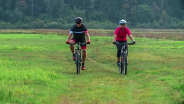 Para Średnim Wieku Jeździ Rowerze Dużej Łące Wyjechali Wycieczkę — Wideo stockowe