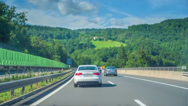 一辆汽车紧跟着另一辆汽车在快速行驶 在斯洛文尼亚是一个阳光明媚的日子 — 图库视频影像