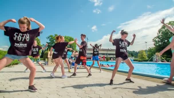 Domzale Eslovenia Junio 2015 Bailarines Felices Sincronizados Realizan Una Rutina — Vídeo de stock