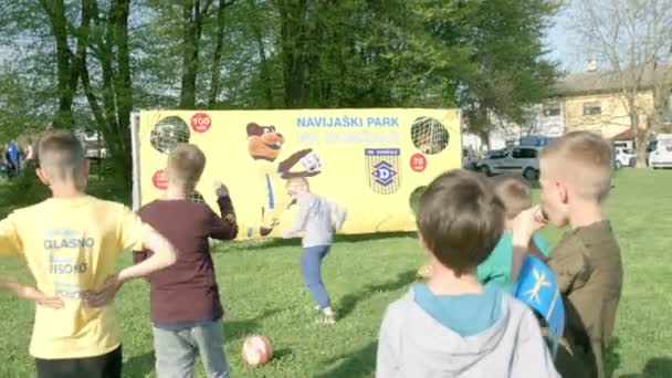 Doemzale Slovenië Juni 2018 Jongens Brengen Tijd Door Buiten Voetballen — Stockvideo