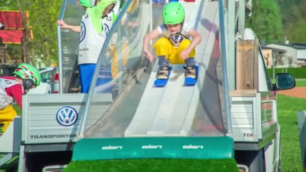 Domzale Slowenien Juni 2018 Kleine Jungen Lernen Skispringen Sie Sehen — Stockvideo