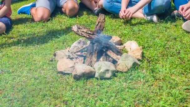 Domzale Slovenien Juli 2018 Scouterna Tittar Brinnande Eld När Sjunger — Stockvideo