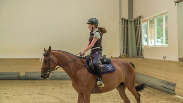 若い女の子は非常に焦点を当てており 彼女は乗馬が大好きです コーチが彼女を監督してる — ストック動画