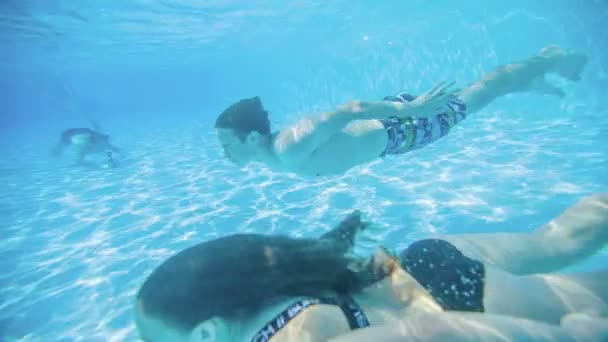 Domzale Slovenia 2015年6月24日青少年们在水下游泳 他们在运动中度过了一段美好的时光 — 图库视频影像