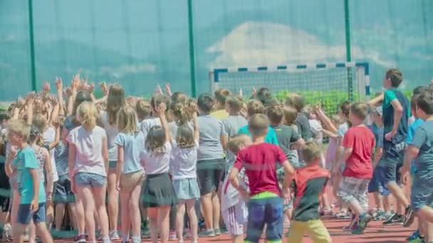 Gråben Slovenien Juni 2017 Kids Glada För Att Spelar Tillsammans — Stockvideo