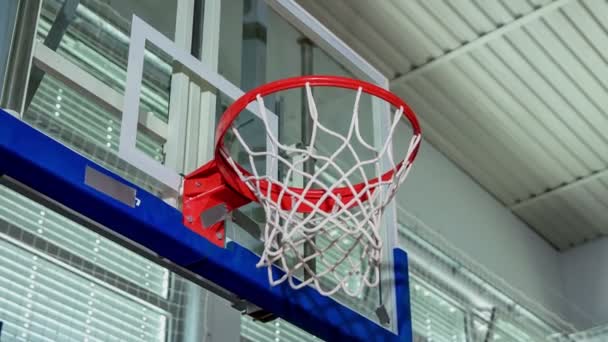 Мяч Падает Через Край Бросает Студенты Наслаждаются Игрой Баскетбол Школьной — стоковое видео
