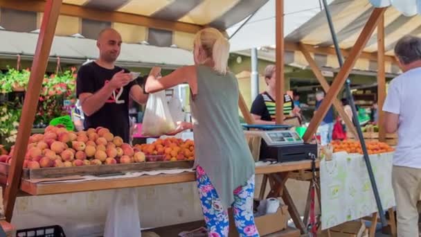 Domzale Slovenia 7月2018 市場で新鮮な農家の生産を購入する人々 — ストック動画