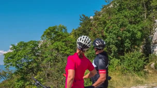 Due Ciclisti Stanno Guardando Qualcosa Tra Gli Alberi Stanno Indicando — Video Stock