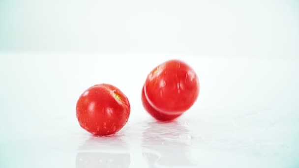 Pomidory Bez Paczki Spadają Stół Jest Tam Też Woda Woda — Wideo stockowe