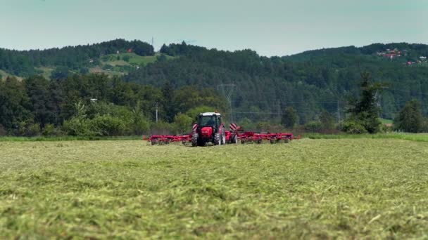 Agriculteur Conduit Lentement Son Véhicule Les Râteaux Rotatifs Déplacent Rapidement — Video