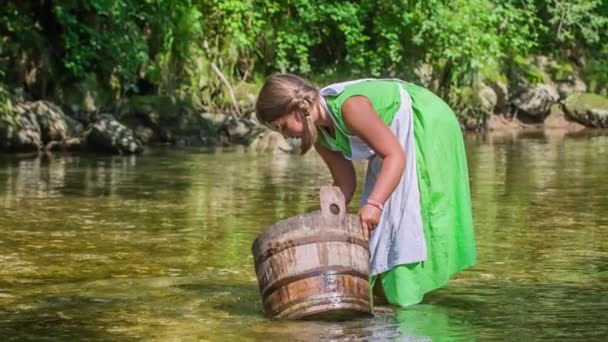 Una Niña Linda Está Aprendiendo Lavar Ropa Río También Muy — Vídeo de stock
