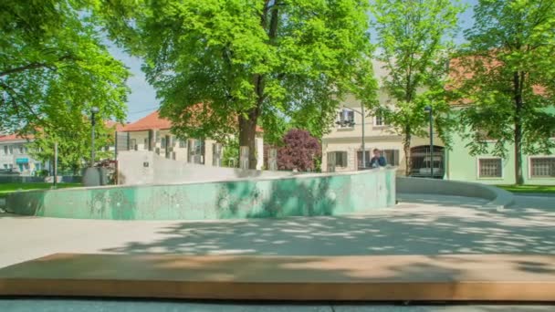 Zalec Celje Σλοβενια Μάιος 2017 Πάγκοι Και Όμορφα Πράσινα Δέντρα — Αρχείο Βίντεο