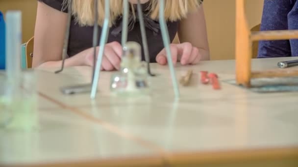 Studenten Maken Zich Klaar Voor Een Experiment Een Scheikundeles Maken — Stockvideo