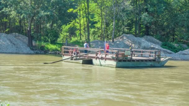 Drie Mensen Staan Een Groot Vlot Een Rivier Ergens Prekmurje — Stockvideo