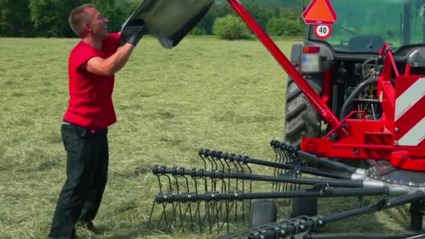 Jovem Agricultor Está Colocar Cobertura Que Feno Protecção Voar Por — Vídeo de Stock