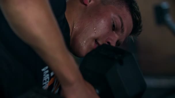 Domzale Slovenia 7月2018このクイーは本当に多くのことを実現しており 彼はいくつかの強烈なトレーニングセッションを持っています 汗をかいてる — ストック動画