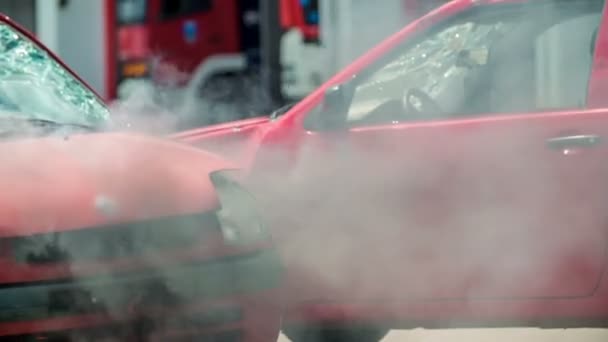 Domzale Słowenia Lipiec 2018 Uszkodzonych Samochodów Wydobywa Się Mnóstwo Dymu — Wideo stockowe
