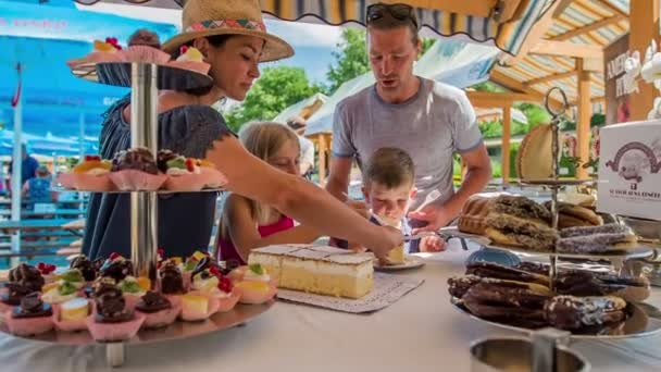 Domzale Slovenien Juni 2018 Ung Familj Provar Olika Desserter Denna — Stockvideo