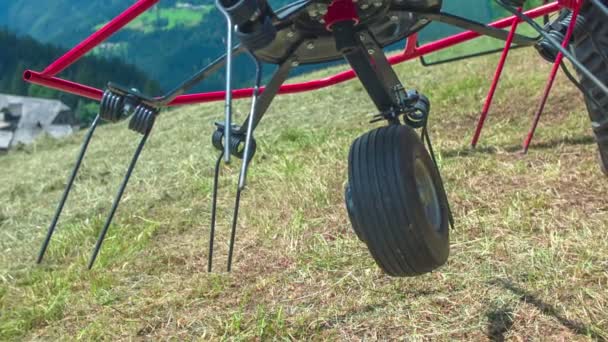 Rotační Hrábě Jsou Nehybné Farmáři Připravují Seno Kopcích — Stock video