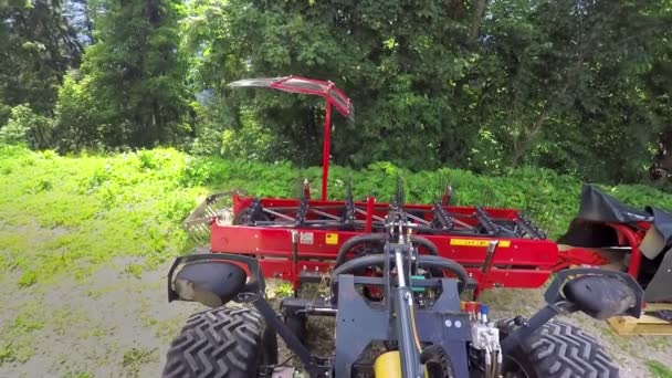 Een Trekker Verlaagt Langzaam Aanhangwagen Die Met Het Voertuig Verbonden — Stockvideo