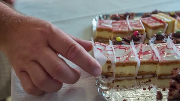 Člověk Bere Kousek Dezertu Talíře Jinými Sladkostmi — Stock video